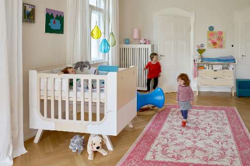 Images 1 + 2: Plywood furniture is very durable per se and, with its timeless design, can be used in many other rooms even after the first phase of use in the children's room. The crib, Famille Garage, can be converted into a small bed and later used as a small sofa. The shelf was previously a changing unit. Photos: Richard Lampert GmbH & Co.KG